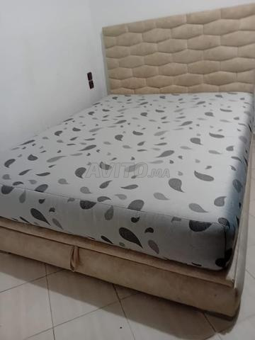 سرير مع مرتبة وطاولة جانبية