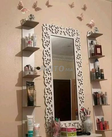 Miroir et deux étagères