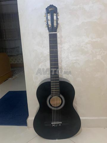 Guitare classique encore neuve