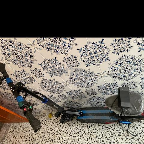 Nouveau scooter avec ses accessoires