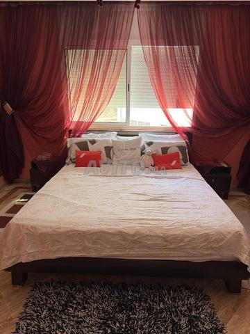 Lit King Size avec matelas et tables de chevet