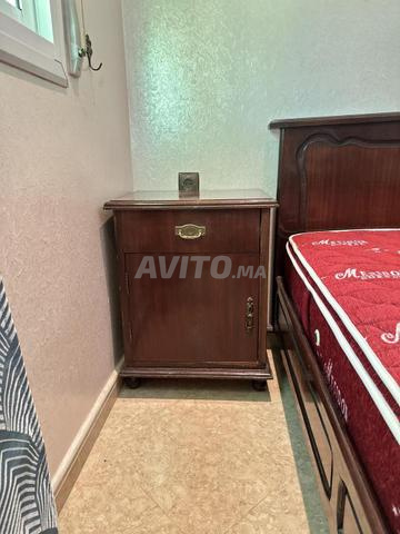 Lit double avec matelas et 2 tables de nuit - 2