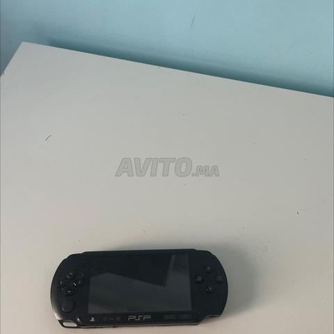 PSP E1004 bon état avec plusieurs jeux