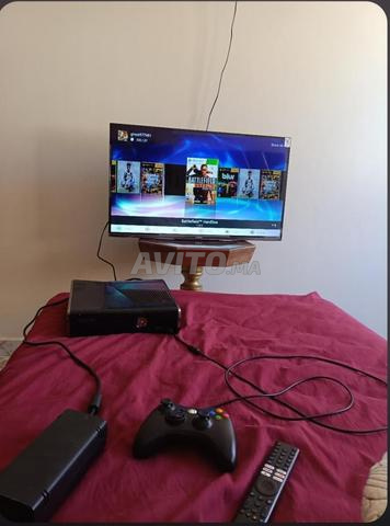 Xbox 360 slim flashé avec adaptateur secteur et manette