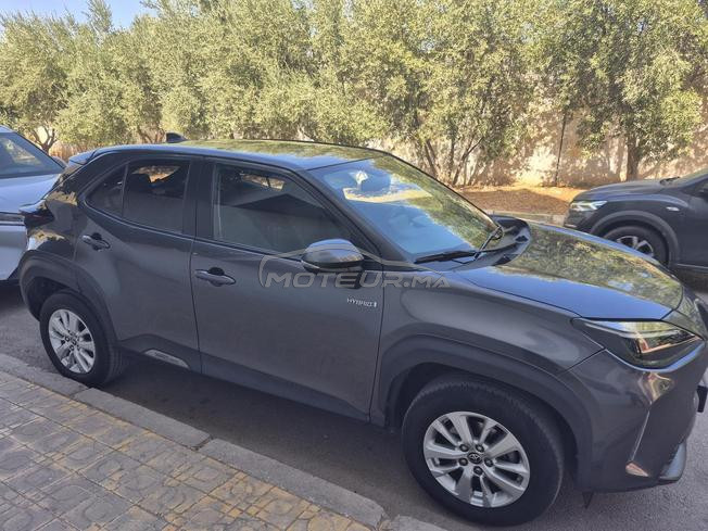 je mets en vente toyota yariss cross en bon état 