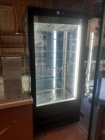 Vitrine colonne présentoir pâtisserie