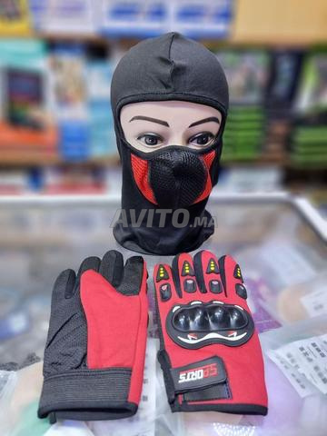 للبيع قناع وجه وقفازات رياضية.