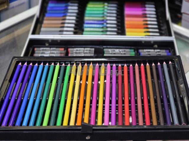 Ensemble artistique complet pour la création et le dessin.