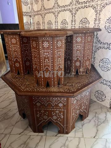 طاولة كبيرة مع 4 كراسيها