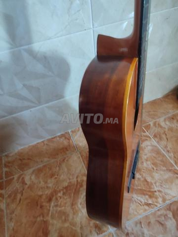 Guitare presque bon état avec sacoche - 2