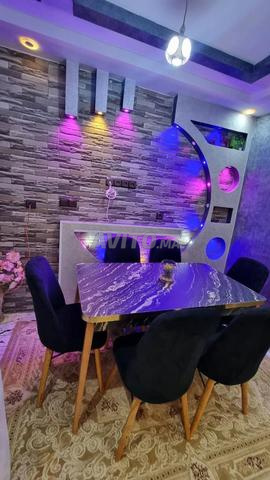 Table avec 6 chaises à vendre, livraison gratuite partout - 2