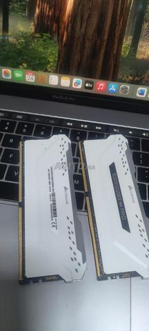CORSAIR 32 Go DDR4 RGB