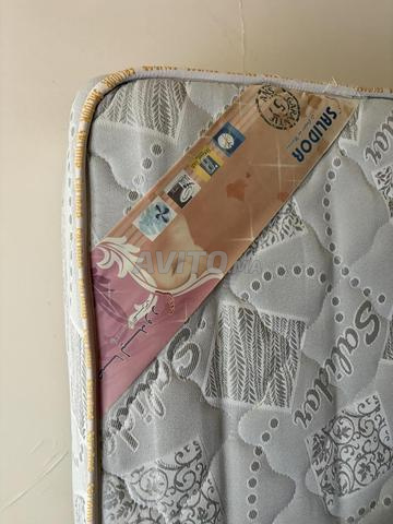 Lit avec matelas - 2