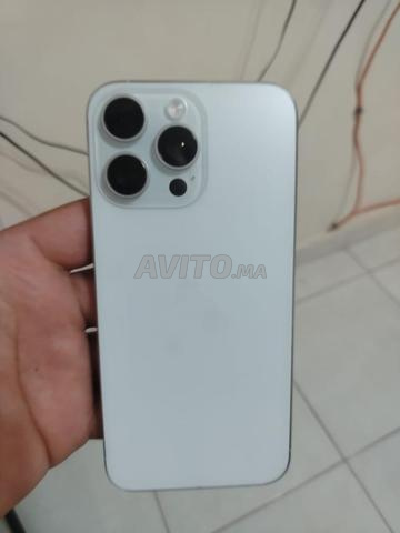 iPhone 15 Pro Max en très bon état - 2