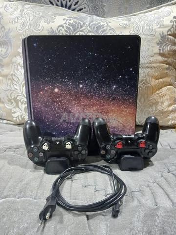 PS4 Slim avec ses accessoires (prix négociable)