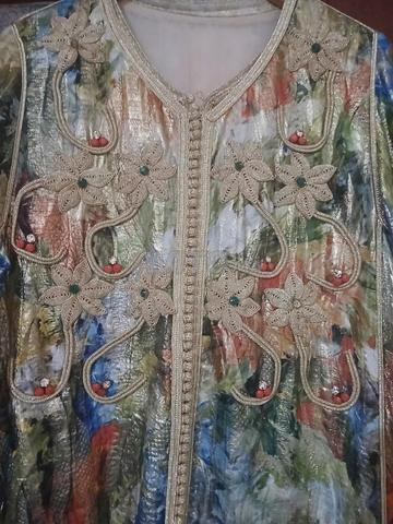 Location caftan fait main et brodé par un maître, tissu de haute qualité.