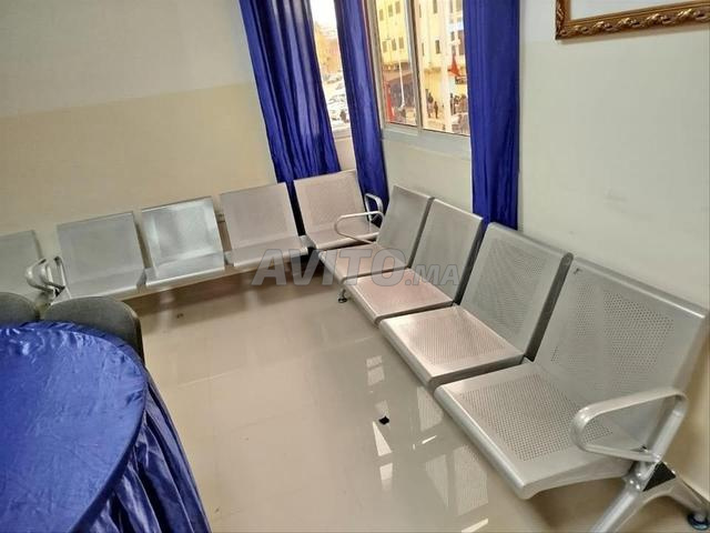 Banquette en bois et en plastique disponible - 2