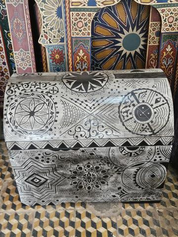 صندوق تقليدي مزين بزخارف أمازيغية