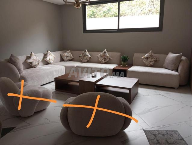 Salon moderne en très bon état avec table basse - 2
