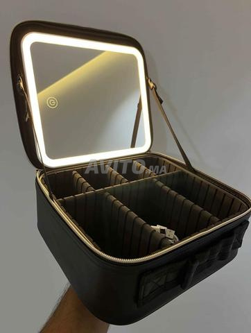 Boîte de maquillage avec miroir LED - 2