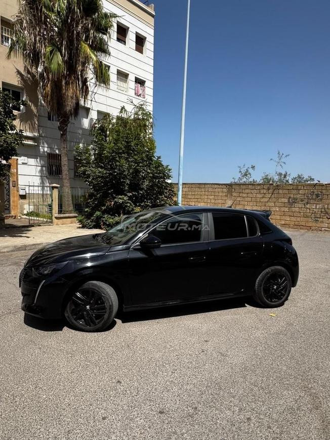 Peugeot 208 noire 