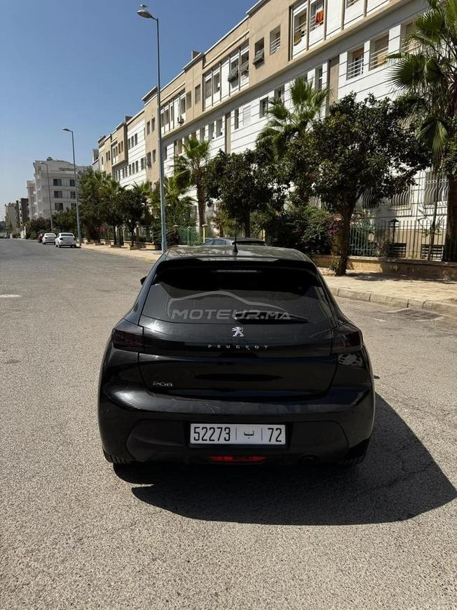 Peugeot 208 noire 