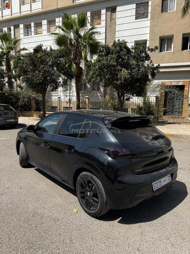 Peugeot 208 noire 