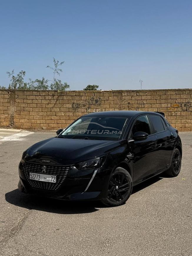 Peugeot 208 noire 