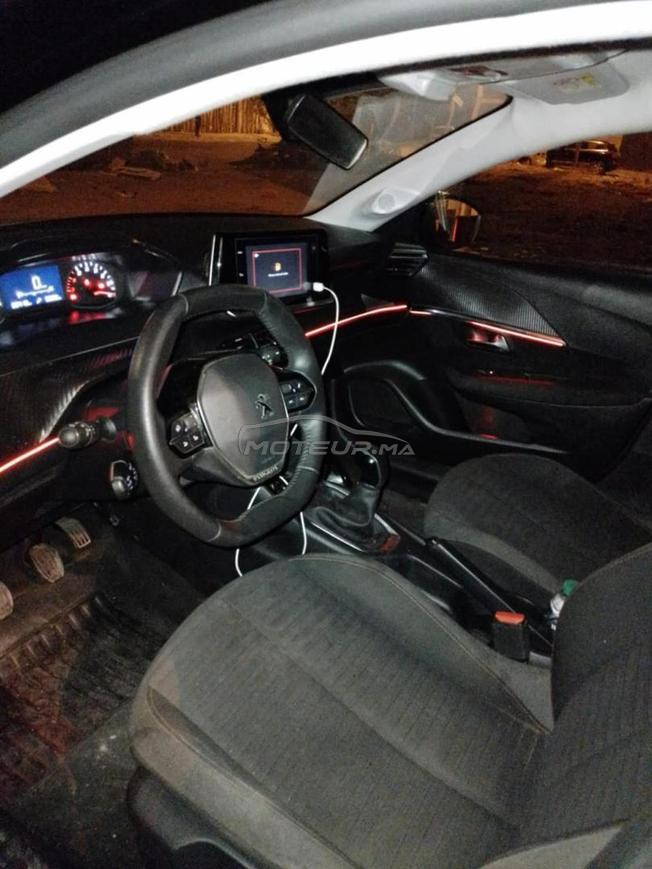 Peugeot 208 noire 