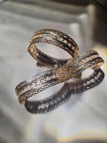 Deux bracelets dorés - 2