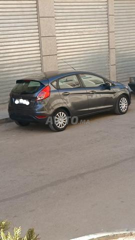 Voiture très propre Ford - 2