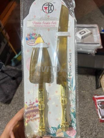 Ustensiles de présentation de gâteau élégants de couleur dorée. - 2