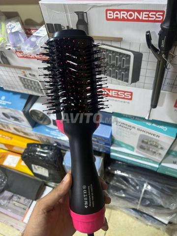 Brosse à cheveux pour coiffer et sécher les cheveux en même temps.