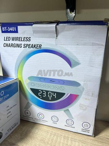 Haut-parleur sans fil avec chargeur LED et horloge numérique. - 2