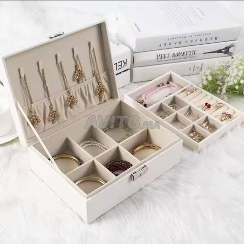 Je propose à la vente une boîte à bijoux élégante et pratique.