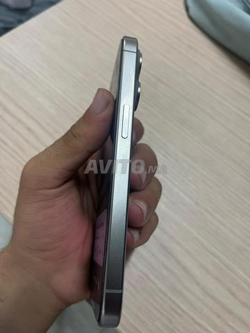iPhone 15 Pro en bon état - 2