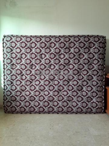 Télévision, table, matelas - 2