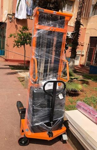 Chariot élévateur électrique pour le transport et le levage de marchandises - 2