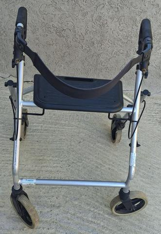 Déambulateur médical pour seniors avec siège et freins (Rollator) - 2