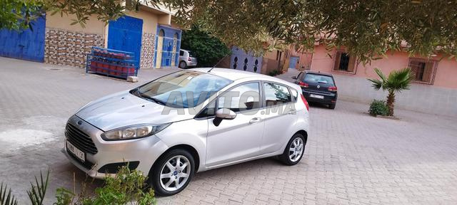 Voiture propre tout fonctionne dedans - 2