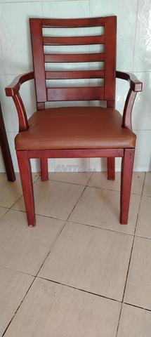 14 chaises en bois et cuir neuves disponibles