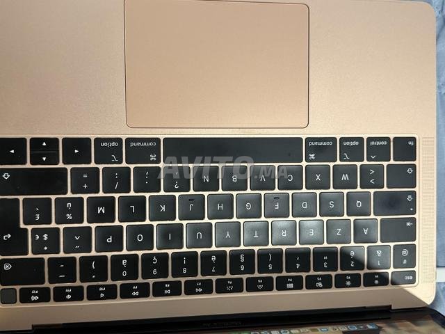 MacBook Apple peu utilisé avec casque Beats - 2