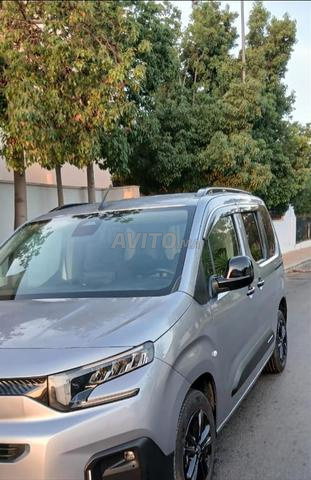 La voiture est en état neuf, première utilisation - 2