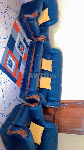 Salon avec tapis et chambre à coucher complète - 2