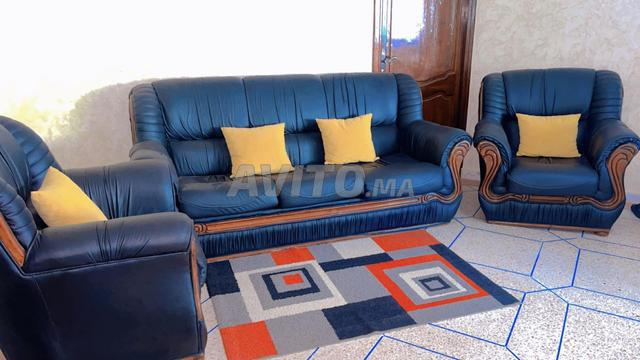 Salon avec tapis et chambre à coucher complète