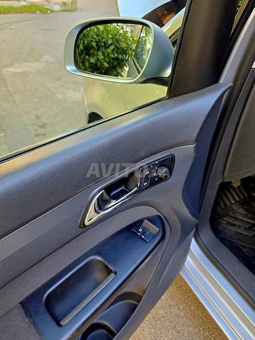 VOLKSWAGEN Touran 1.9L 2006 Déd 12/2013 à Tanger
