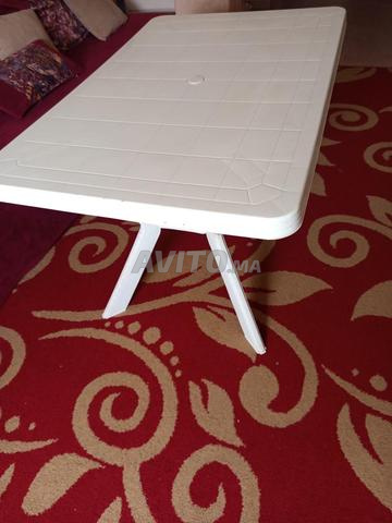 Excellente table à manger en plastique