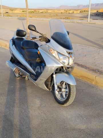 Suzuki Burgman 400 couleur argentée