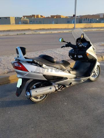 Suzuki Burgman 400 couleur argentée - 2