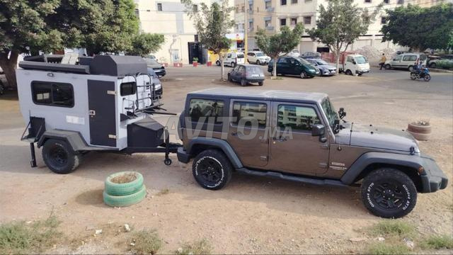 Jeep Wrangler Sahara avec caravane tout terrain